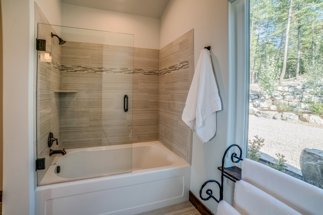 Shower & Tub Installation in La Victoria